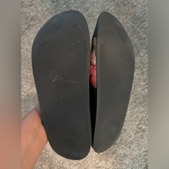 Gucci

GG Blooms Supreme Slide Sandals
Serial number included in picture - Picture 2 of 5